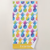 熱帯パイナップルイエローウォーター名前をカスタムする ビーチタオル (正面)