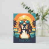 熱帯ビーチでサングラスとビーグルカスタム ポストカード (スタンド正面)