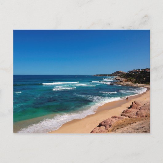 熱帯ビーチで歩いている観光客の空中写真 ポストカード (正面)