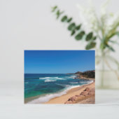 熱帯ビーチで歩いている観光客の空中写真 ポストカード (スタンド正面)