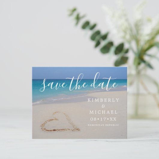 熱帯ビーチと砂ハート保存日付 案内ポストカード (スタンド正面)