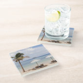 熱帯ビーチの傘:白、ヤシ。 ガラスコースター (アングル)