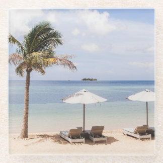 熱帯ビーチの傘:白、ヤシ。 ガラスコースター