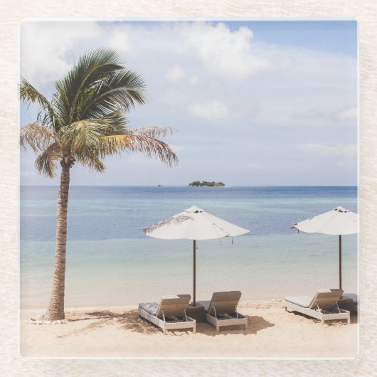 熱帯ビーチの傘:白、ヤシ。 ガラスコースター (正面)