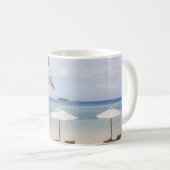 熱帯ビーチの傘：白、ヤシ。 コーヒーマグカップ (正面右)