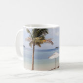 熱帯ビーチの傘：白、ヤシ。 コーヒーマグカップ (正面左)