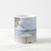 熱帯ビーチの傘：白、ヤシ。 コーヒーマグカップ (中央)
