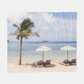 熱帯ビーチの傘：白、ヤシ。 フリースブランケット (正面(横))