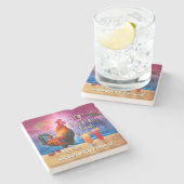 熱帯ビーチの名前を飲んでいるおもしろいなオンドリの鶏 ストーンコースター (横)