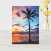 熱帯ビーチの日没のヤシの木 カード (黄色い花)