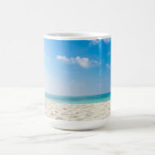 熱帯ビーチの海の砂の空及び夏の日 コーヒーマグカップ (中央)