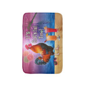 熱帯ビーチの海を飲んでいるおもしろいなオンドリの鶏 バスマット (正面縦)