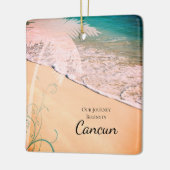 熱帯ビーチの目的地の結婚式の日付を保存 セラミックオーナメント (左)