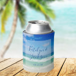 熱帯ビーチ結婚式パーソナライズされた海 缶クーラー<br><div class="desc">この美しいビーチ結婚式は、目的地の結婚式のための海波の豪華な写真を特徴としてクーラーすることができる。白と青のかわいらしタイポグラフィと組み合わエレガントれたビーチ写真はシックなモダンを作成し、熱帯の島のイベントを探す。美しいパーソナライズされた海辺の披露宴の好意。</div>