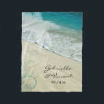 熱帯ビーチ結婚式 フリースブランケット<br><div class="desc">新婚者の新郎新婦は自然な熱帯ビーチ結婚式のフリースブランケットによって寄添うことを愛します。 この柔らかく、居心地のよい結婚式毛布はターコイズの水の青い海の自然の写真を特色にし、白いヤシの木およびティール（緑がかった色）が付いている砂浜は渦巻きまコーナーを飾ります。 それはカジュアルでけれども上品な熱帯地方または島の行先のビーチの婚約パーティ、ブライダルシャワーまたは結婚式のテーマのための素晴らしい記念品のギフトのアイディアを作ります。</div>