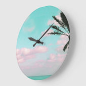 熱帯ビーチ、オーシャンビュー、ピンクの雲、やし ラージ壁時計 (傾斜)