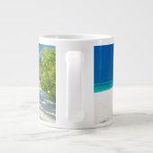 熱帯ビーチ |ラウンジチェアビーチ、ボラボラ ジャンボコーヒーマグカップ (裏面)