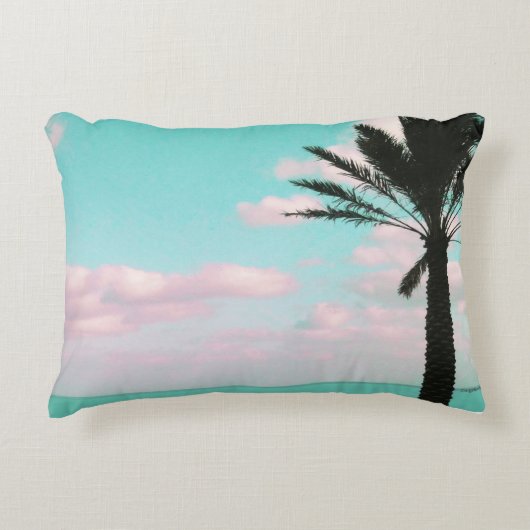 熱帯ビーチ、海ビュー、ピンクの雲、ヤシ アクセントクッション (正面)