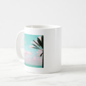 熱帯ビーチ、海ビュー、ピンクの雲、ヤシ コーヒーマグカップ (正面左)