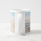 熱帯ビーチ |砂のビーチ椅子 ジャンボコーヒーマグカップ (裏面)