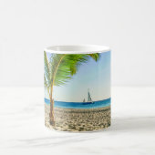 熱帯ビーチ | Sailboat, Palm Tree, Aruba コーヒーマグカップ (中央)