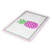 熱帯ピンクと緑のパイナップル バスマット (アングル)