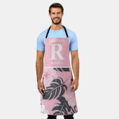 熱帯ピンクのハイビスカスパーソナライズされた エプロン (着用した状態)