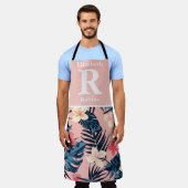 熱帯ピンクのハイビスカスパーソナライズされた エプロン (着用した状態)