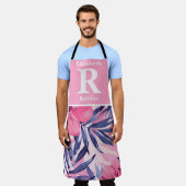 熱帯ピンクのハイビスカスパーソナライズされた エプロン (着用した状態)