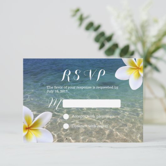 熱帯プルメリアの花のビーチ結婚式RSVP 出欠カード (スタンド正面)