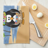 熱帯ペンギンのカップルのフラの海賊島のビーチ キッチンタオル (四つ折り)