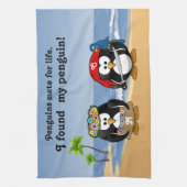 熱帯ペンギンのカップルのフラの海賊島のビーチ キッチンタオル (縦)