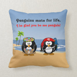 熱帯ペンギンのカップルのフラの海賊島のビーチ クッション