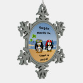 熱帯ペンギンのカップルのフラの海賊島のビーチ スノーフレークピューターオーナメント (左)