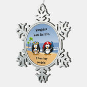 熱帯ペンギンのカップルのフラの海賊島のビーチ スノーフレークピューターオーナメント (右)