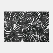 熱帯モダンな黒い白いヤシの葉のパターン ドアマット (正面)