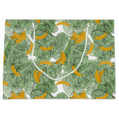 熱帯モダンバナナの緑のパターン ラージペーパーバッグ (正面)