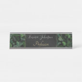 熱帯モダン緑の黒い緑の葉 デスクネームプレート (正面)