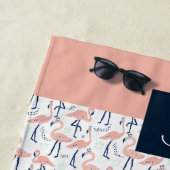 熱帯モノグラムのピンクのフラミンゴ ビーチタオル (インサイチュ)