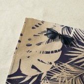 熱帯ヤシの葉の金ゴールドネービーブルーモノグラム島 ビーチタオル (インサイチュ)