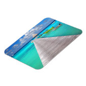 熱帯ラグーンにボートを持つジェットティ マグネット (左側)