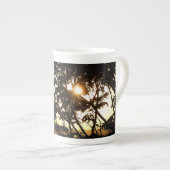 熱帯写真：木の間の夕日 ボーンチャイナマグカップ (正面右)