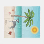 熱帯夏のビーチで青と白のイギーの犬 フリースブランケット (正面(横))