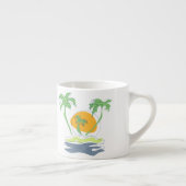 熱帯島のビーチ風景。ヤシのアウトライン エスプレッソカップ (右)