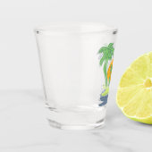 熱帯島のビーチ風景。ヤシのアウトライン ショットグラス (左)