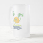 熱帯島のビーチ風景。ヤシのアウトライン フロストグラスビールジョッキ (正面左)