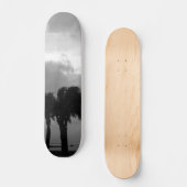 熱帯嵐の空のグレースケール スケートボード (正面)