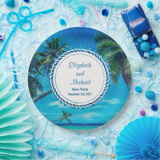 熱帯性ヤシの木のある砂浜の白い結婚ビーチ ペーパープレート (パーティー)
