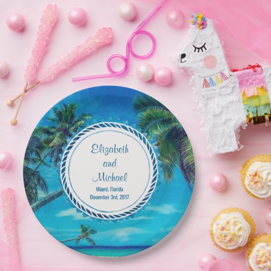 熱帯性ヤシの木のある砂浜の白い結婚ビーチ ペーパープレート (パーティー)