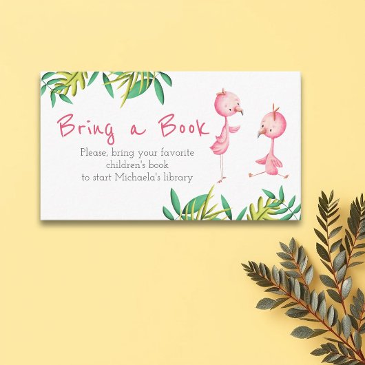 熱帯性双子の赤ちゃんシャワーフラミンゴが本を持ってくる エンクロージャーカード